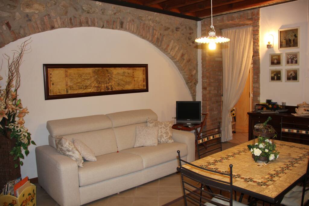 Soggiorno con comodo divano letto matrimoniale