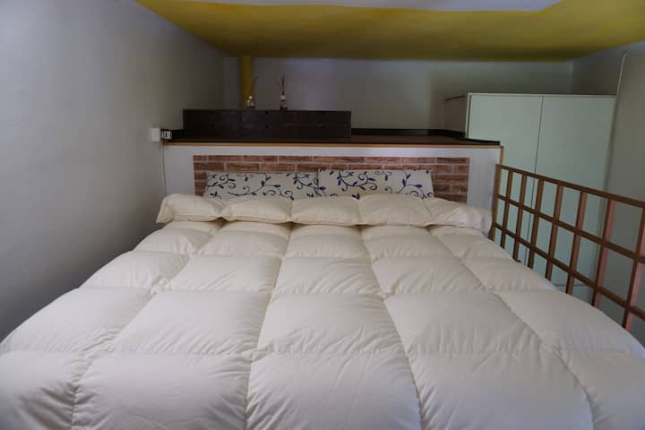 Брачен кревет (широк 150-179 см) на пот