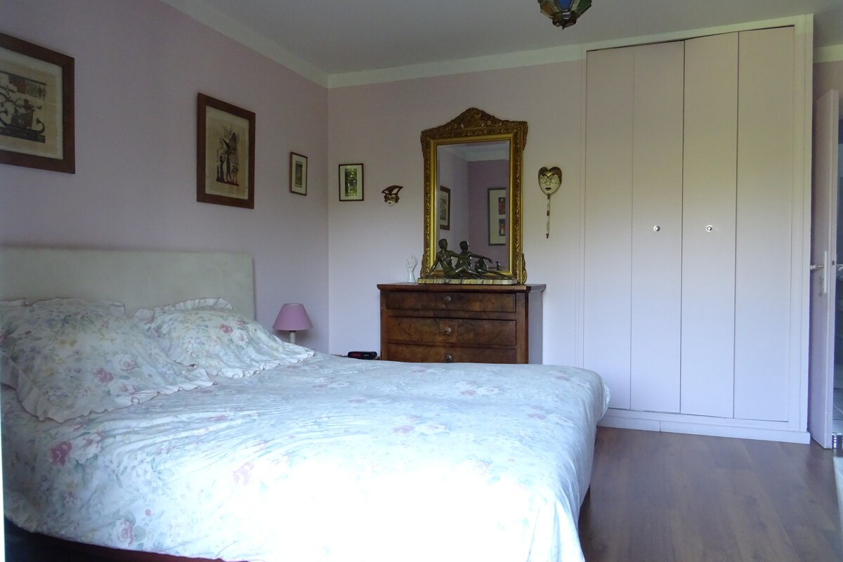 宽敞的卧室，配有1米60张床。很棒的新床上用品。