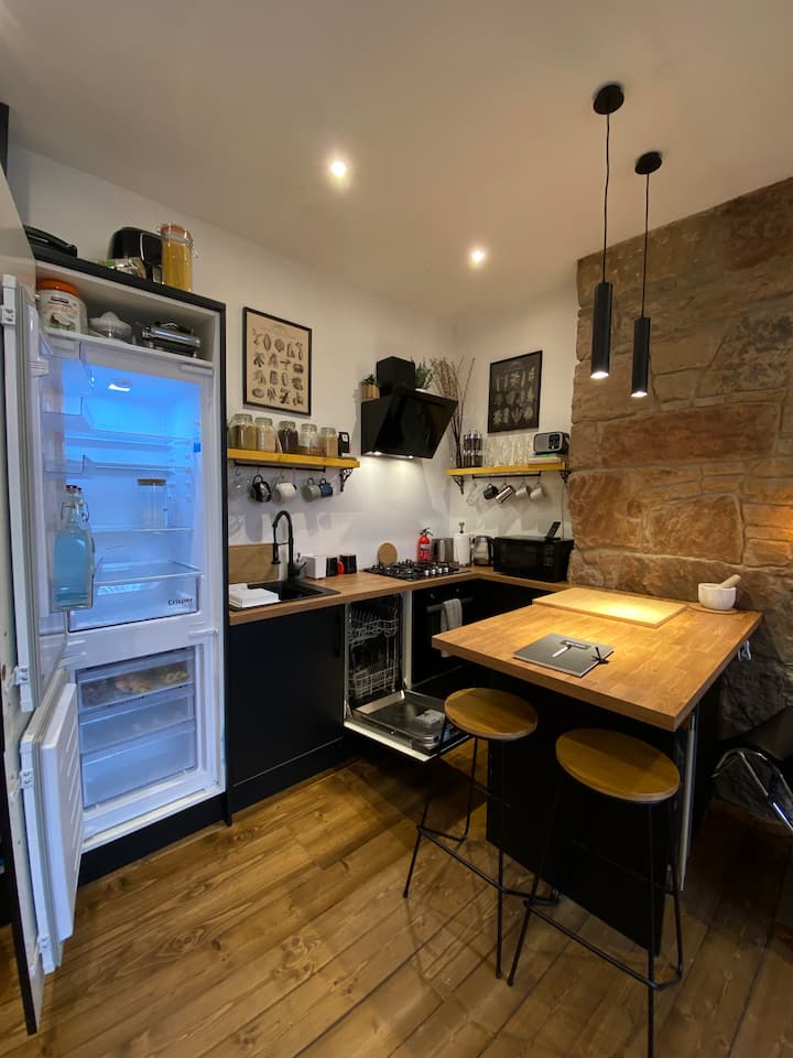 Large Central Modern 2 Bed - Beside Meadows