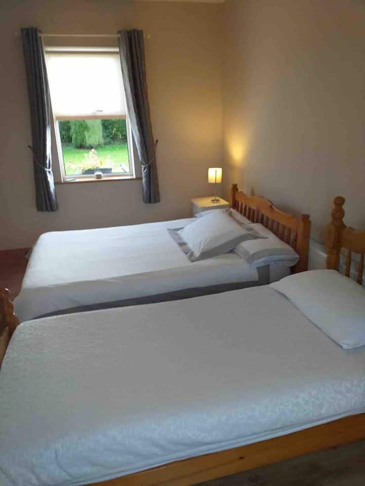 Dormitorio doble con cama doble y cama individual