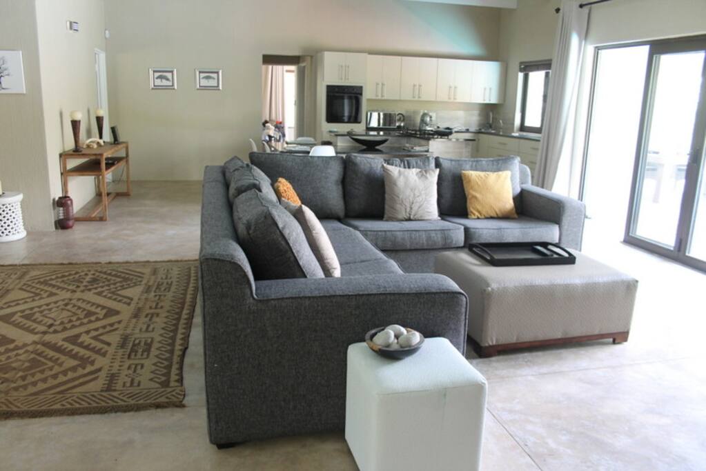 vu globale living room et cuisine équipée