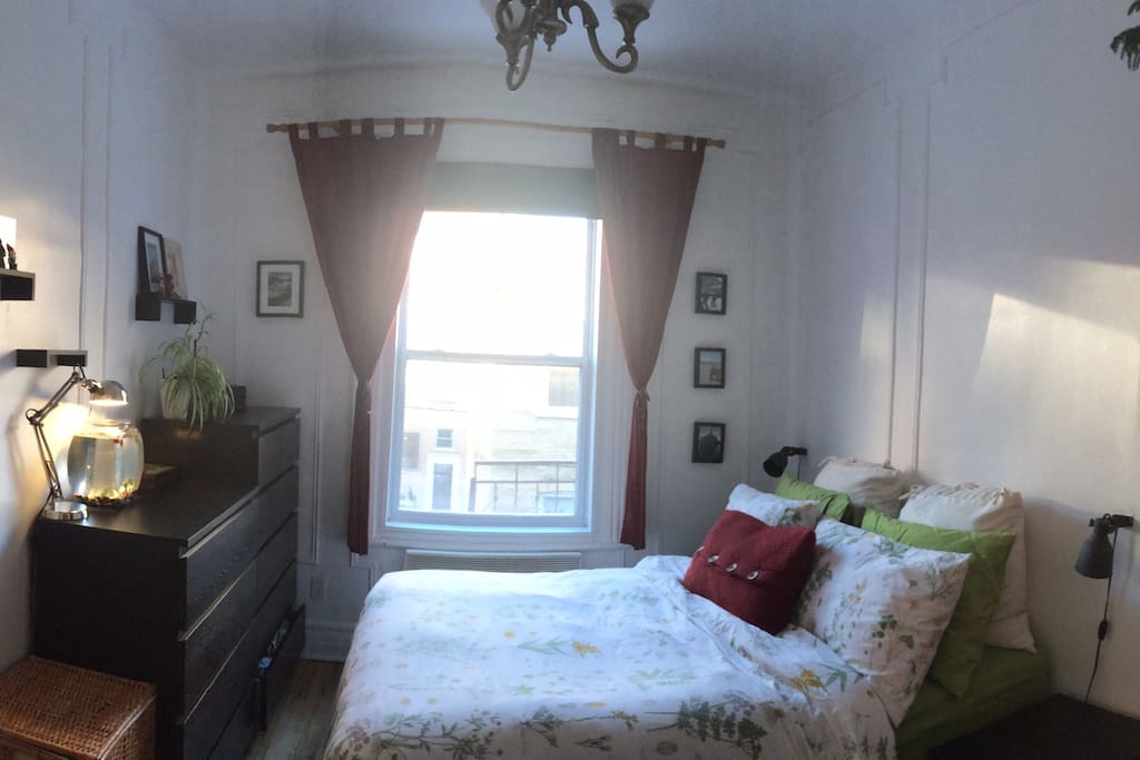 Chambre avec lit neuf incluant meubles et literie