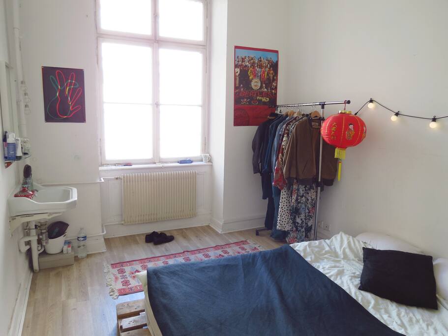 Chambre dotée d'un lavabo