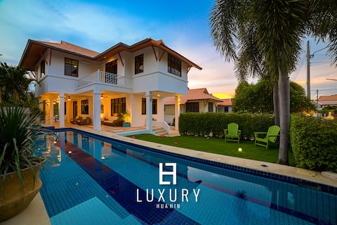 Modern Pool villa 4 bedrooms close to the Beach!