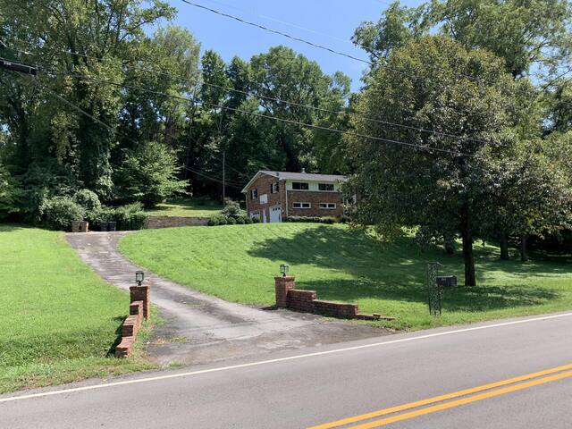 Hilltop Home – comfy, open, quick to downtown/BNA gallery image 2