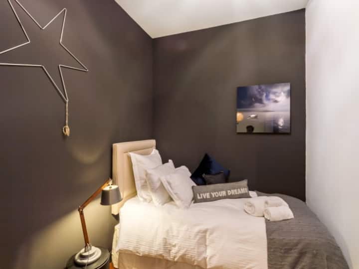 მე-2 საძინებელი ერთადგილიანი საწოლით, რომელიც შეიძლება გარდაიქმნას ორადგილიან საწოლად (მეორე ლეიბის ამოღება შესაძლებელია ქვევიდან)