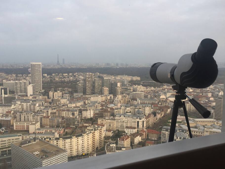 Une longue vue sera à votre disposition pour admirer la capitale vue d'en haut !
