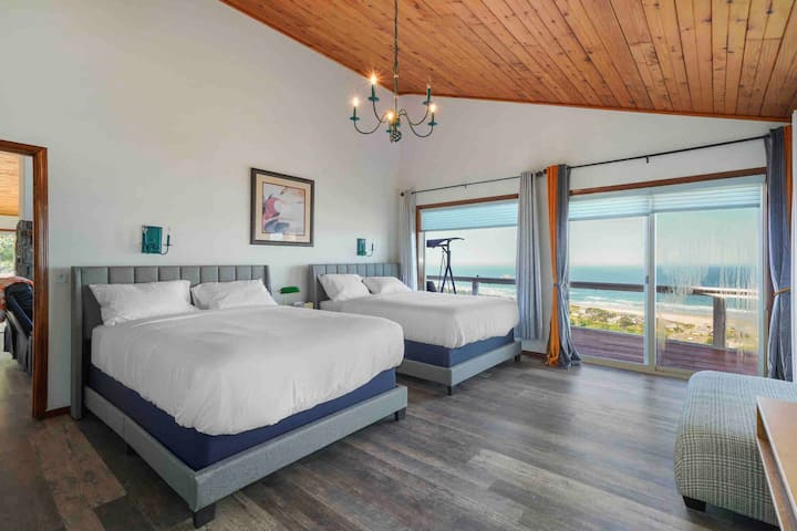 ที่ชั้นหลักห้องนอนใหญ่พร้อมอ่างอาบน้ำ 