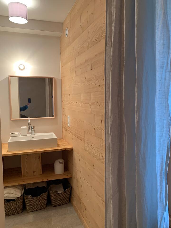 Kúpeľňa zabudovaná do prvej spálne 