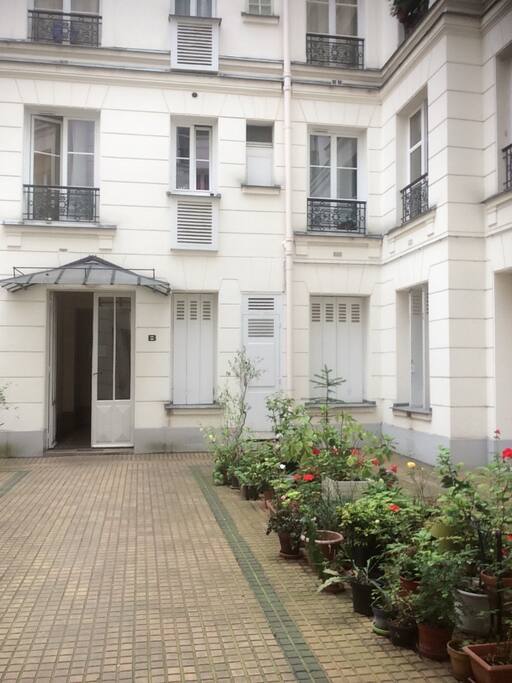 very quiet courtyard