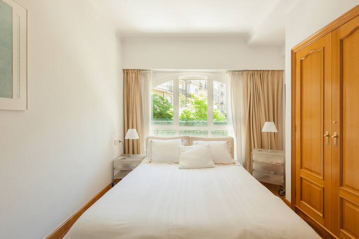 Главна соба, брачен кревет (широк 180-160 см) и сопствена бања