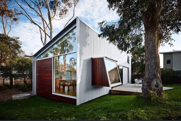 Grand Designs Turners Beach House - Walk to Beach!