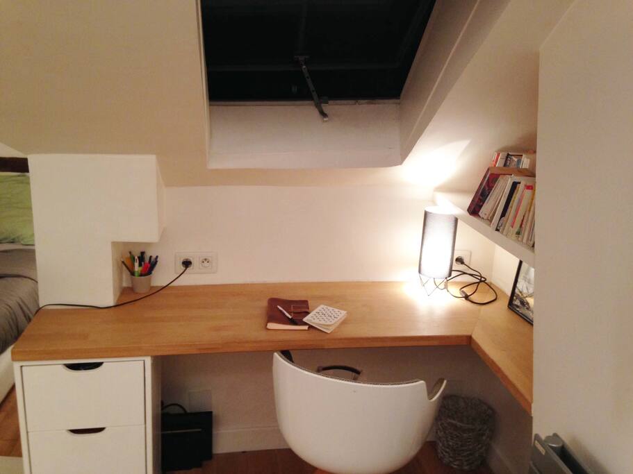 Petit coin bureau à la lumière du jour pour écrire