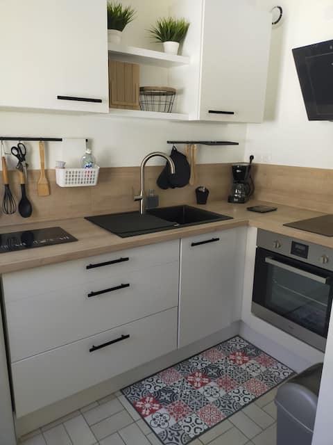 Popular Airbnb listing: Downtown (Austerlitz) 5-min walk to cathedral in Bourse Esplanade Krutenau