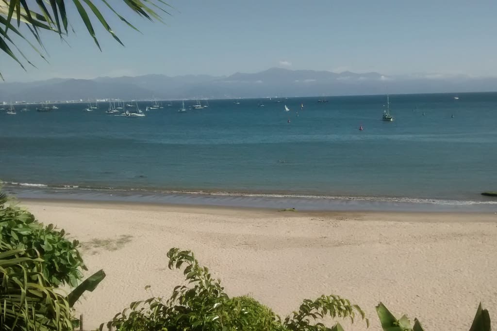 Es la playa frente a la casa