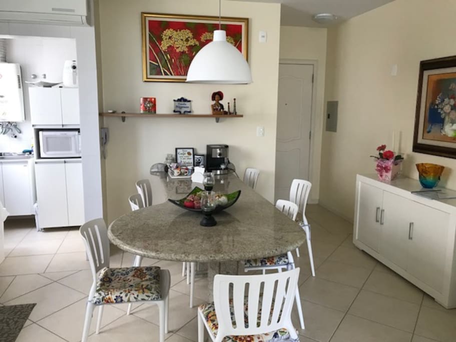 Sala de jantar com ampla mesa, integrada com a cozinha