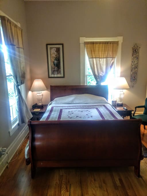 Queen bed in the Wisteria Room.