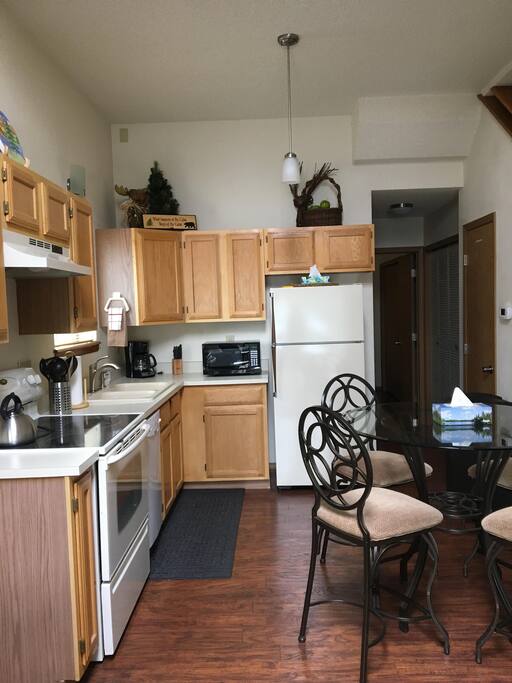 Fully equipped eat-in kitchen