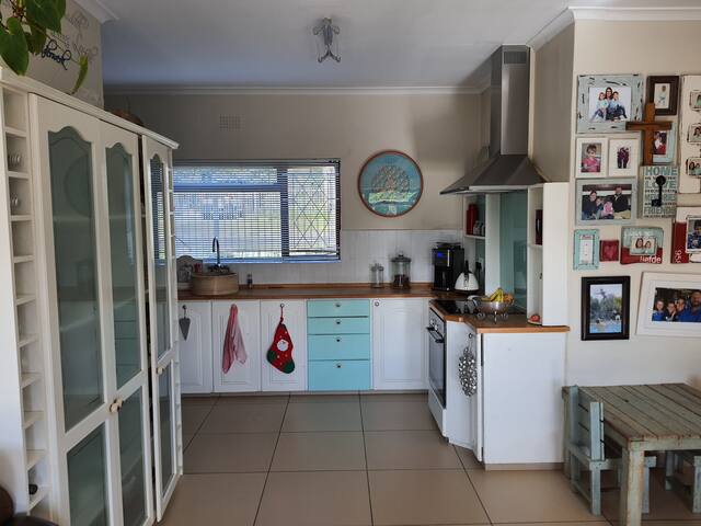 3 bedroom house with mountain views gallery image 5