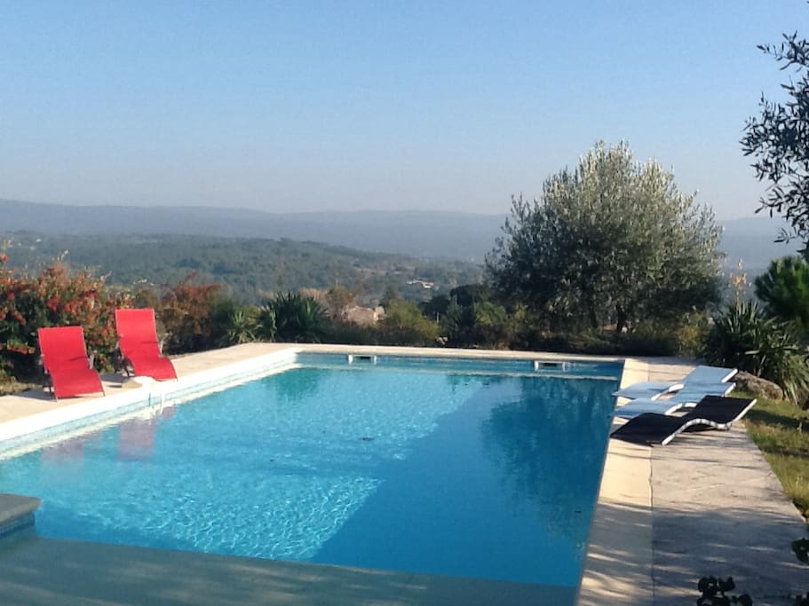 Vue magnifique de la piscine sur les monts de Vaucluse.