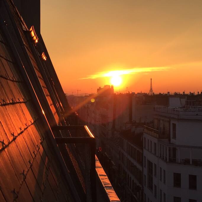 Vue du salon avec balcon de la chambre à gauche de la photo