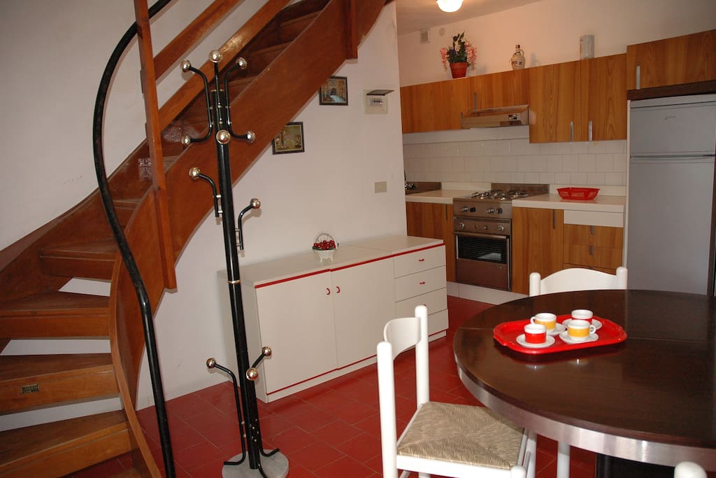 Soggiorno con angolo cottura | Living room with kitchen corner
