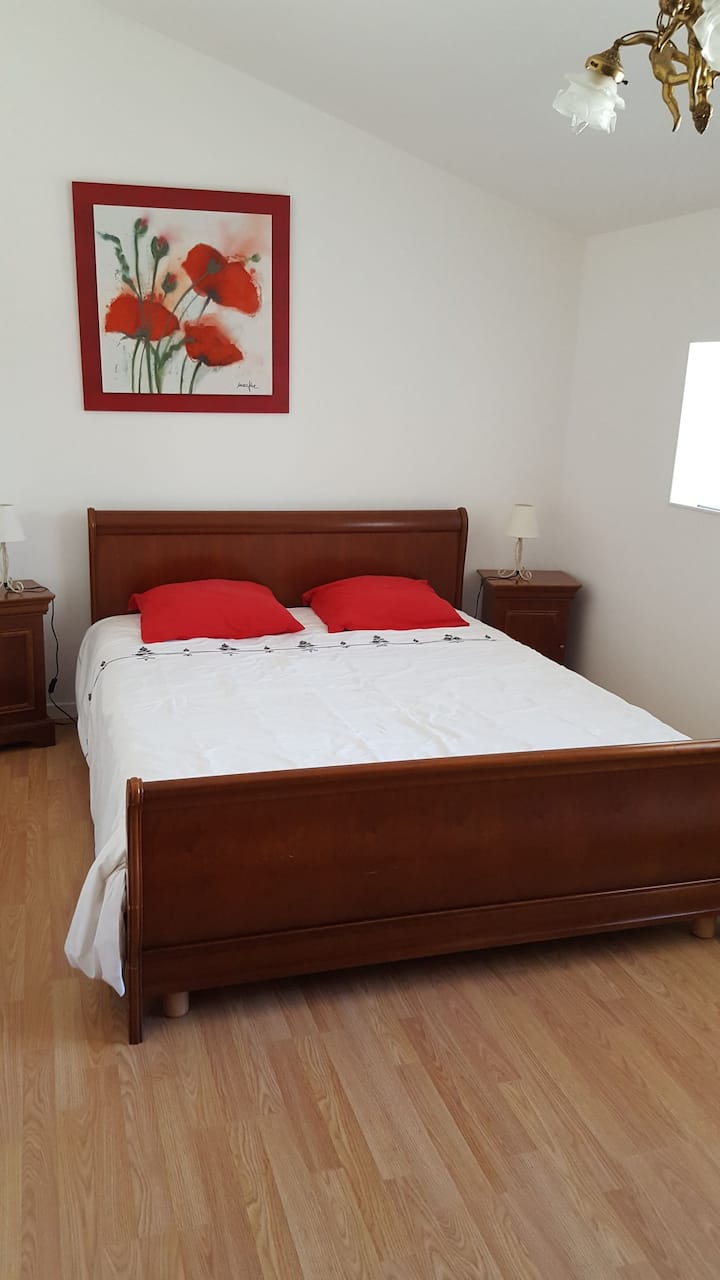 spálňa 2:
posteľ 160x190 