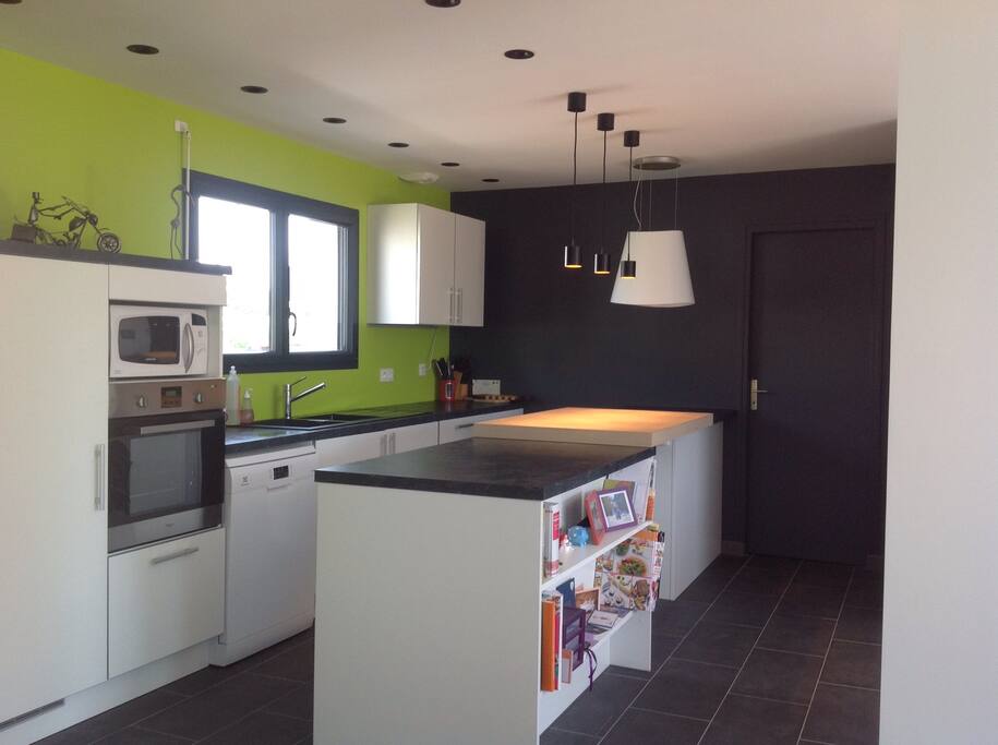Cuisine équipée ( frigo, four, lave-vaiselle, plaques inductions, micro-onde, cafetiere, bouilloire).