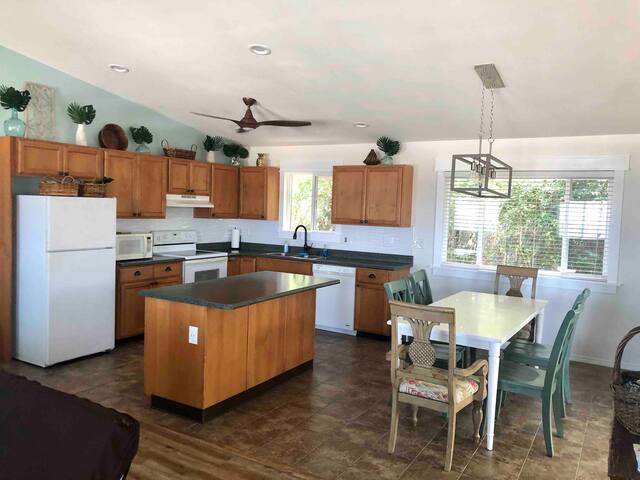 Kailua Kona-OCEAN VIEW HOUSE sleeps up to 16! gallery image 2