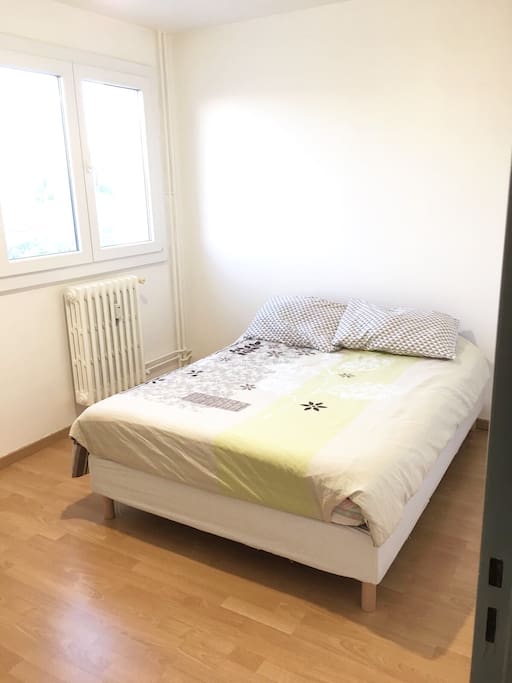 Chambre 2 avec armoire