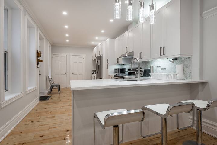 DOWNTOWN MONTREAL 12 BEDROOMS 6 BATHROOM SLEEPS 48 gallery image 3