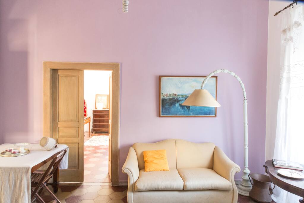 Divano letto comodo e facile da usare.