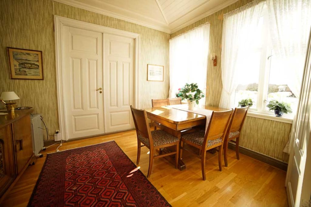 Middle living room (dining room)