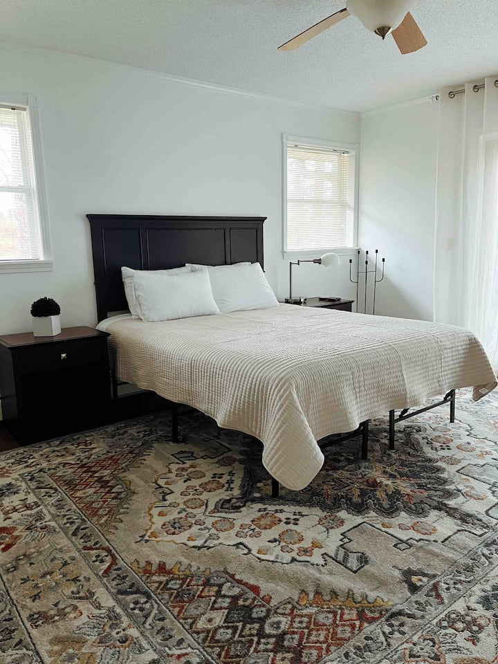 غرفة النوم 1. سرير كوين كاليفورنيا، سرير أطفال وشرفة قهوة، إذا قلت ذلك بنفسي. 