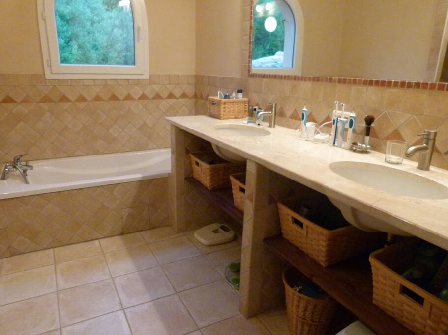 la salle de bains, baignoire, douche, 2 lavabos