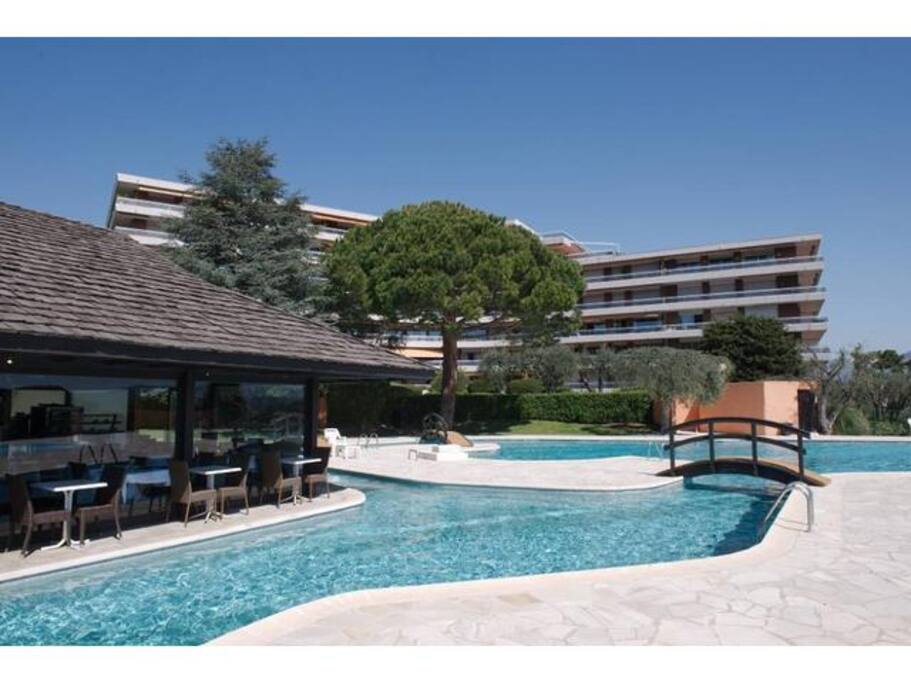 Pool mit Poolhouse Restaurant