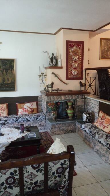 Το δεύτερο σαλόνι με τζάκι / The second sitting room with fireplace