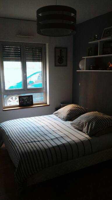 Chambre avec lit 2 places et espace de rangement (pas visible sur la photo :/)