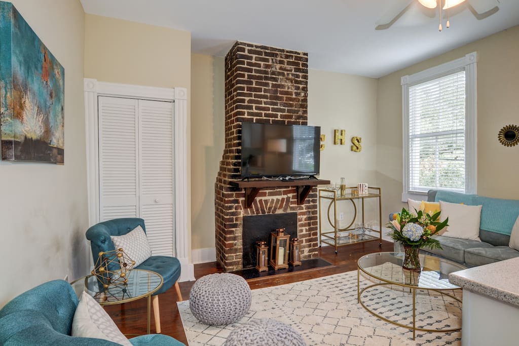 Cozy living room with a smart TV + Wifi!