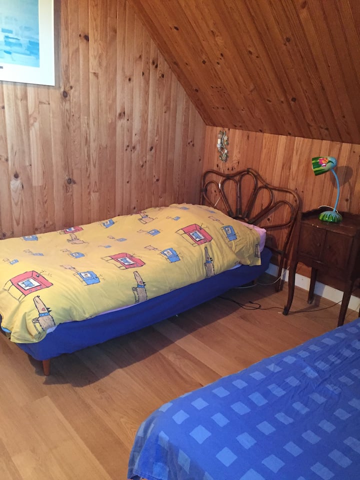 მე-3 საძინებელი ორი ერთადგილიანი საწოლით და საშხაპით/მე-3 საძინებელი ორი ერთადგილიანი საწოლითა და საშხაპით