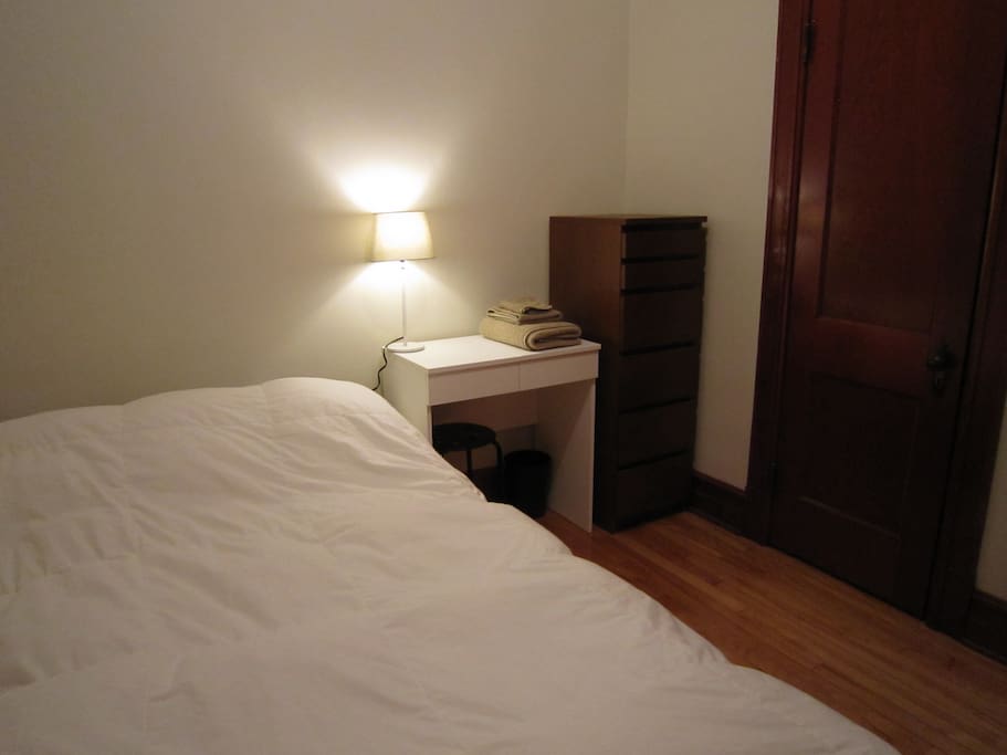 Un petit bureau, une commode et un garde-robe pour ranger vos vêtements