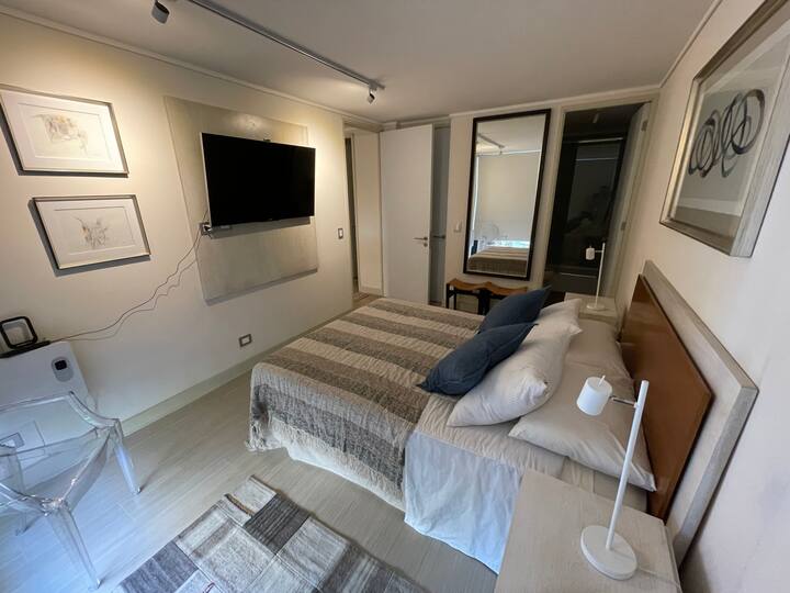 Dhomë gjumi kryesore me banjë brenda në suitë, hyrje në tarracë, dollap me rrota dhe krevat fëmijësh