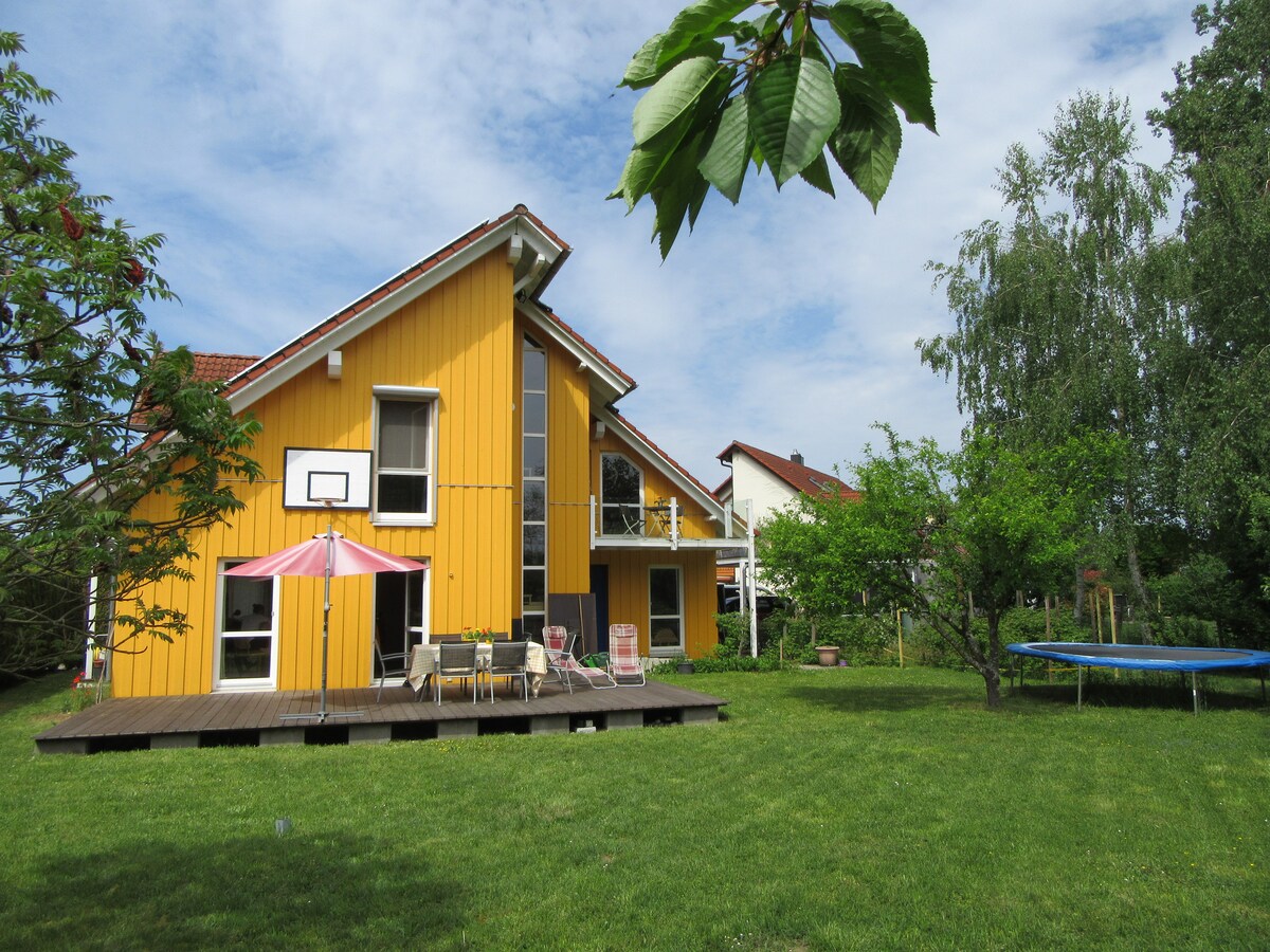 Airbnb con migliori performance: Bright, cozy wooden house with large garden a Uhldingen Mühlhofen