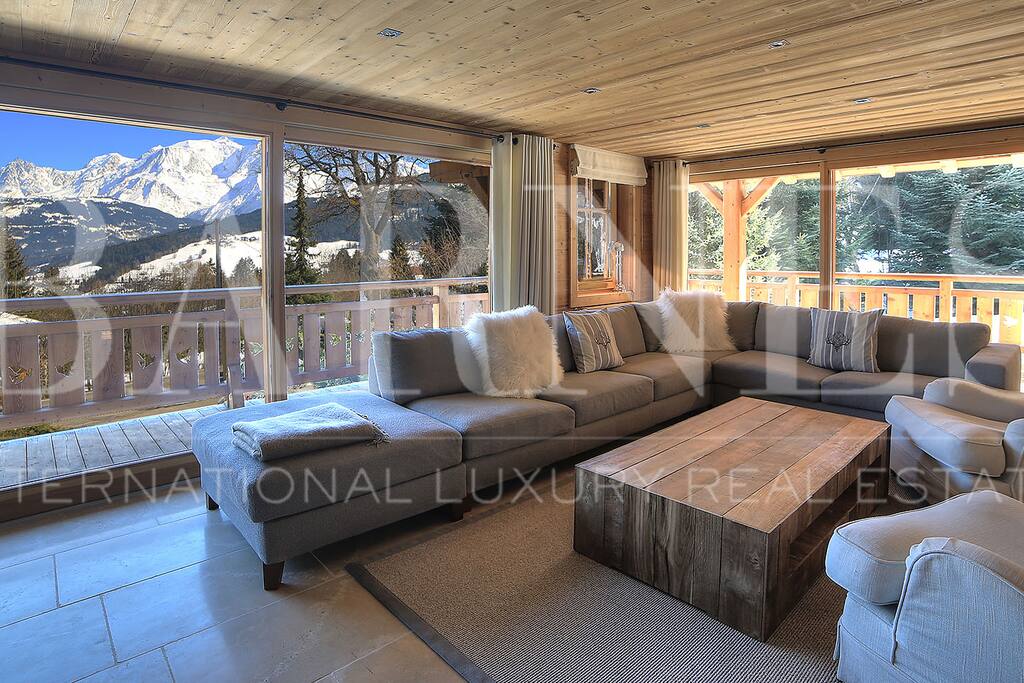 Salon avec cheminée et vue Mont Blanc