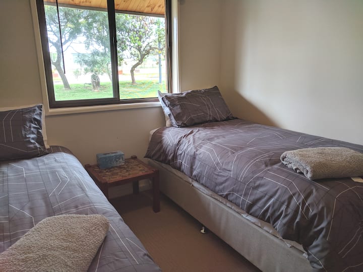 Dhoma e gjumit nr. 3 ka dy krevate teke super të rehatshme. Ka gjithashtu një pamje nga kopshti i përparmë.