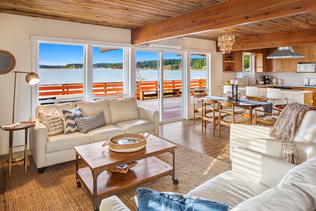 There are comfortable leather couches for lounging on. Air conditioning keeps the living space cool when needed in the summer.