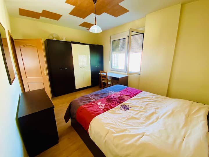 Chumba cha pili cha kulala kilicho na kitanda cha ukubwa wa malkia na kabati kamili, droo na kituo cha kufanyia kazi. Kitanda kizuri sana na vitanda safi! 