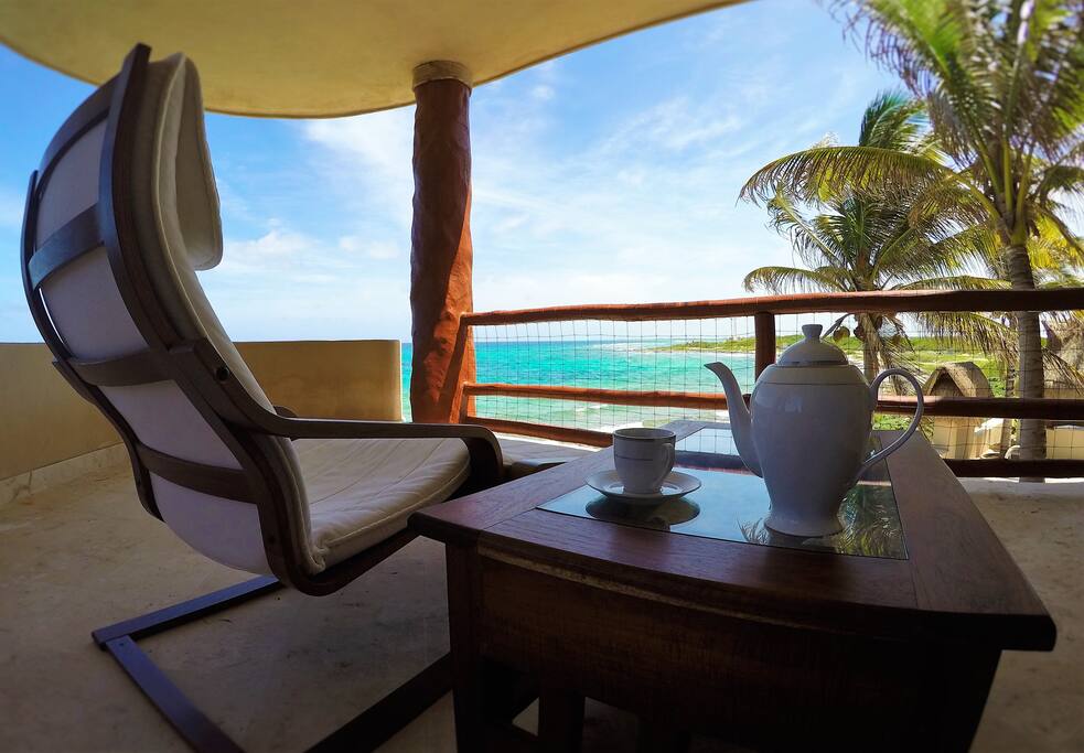 Disfruta un té o café arrullado por las olas del mar.
