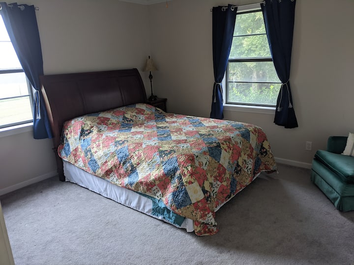 Dormitorio de abajo con 2 camas tamaño queen...